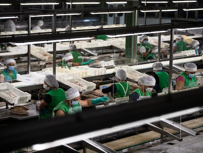 Trabajadores en la planta de una empresa agroalimentaria, en A Coruña.